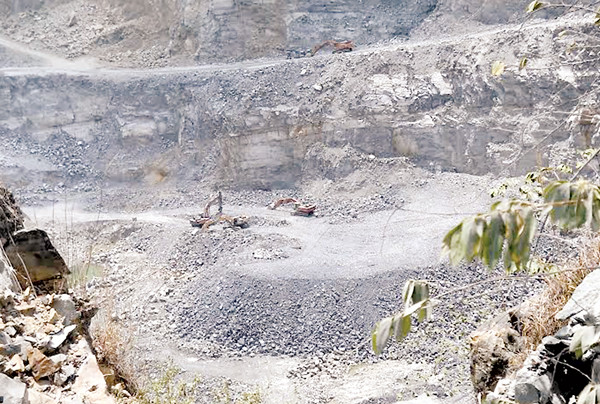Hiện trường khai thác ở cụm mỏ đá Dĩ An