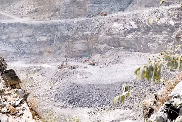 Hiện trường khai thác ở cụm mỏ đá Dĩ An