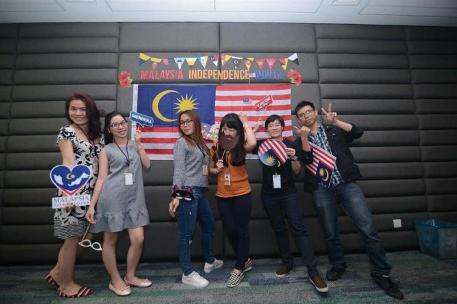 Các bạn trẻ Việt Nam và Malaysia tại văn phòng Công ty Google ở Malaysia.