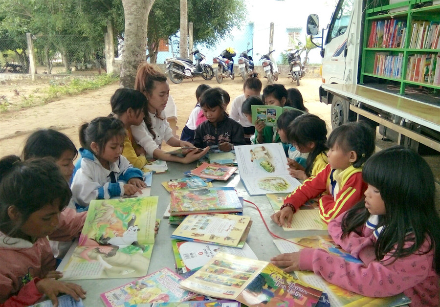 Các em học sinh thích thú đọc sách. Ảnh: Hồng Thi Các em học sinh thích thú đọc sách. Ảnh: Hồng Thi