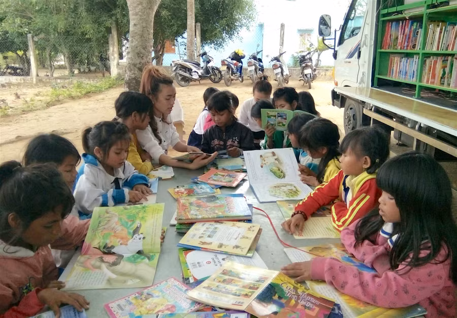 Các em học sinh thích thú đọc sách. Ảnh: Hồng Thi