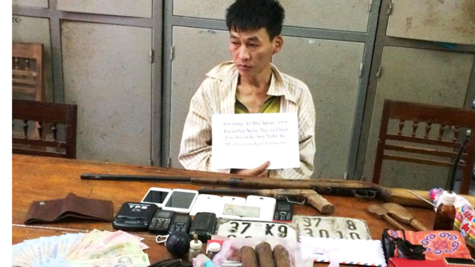 Vy May Khăm cùng tang vật tại cơ quan điều tra. Vy May Khăm cùng tang vật tại cơ quan điều tra.