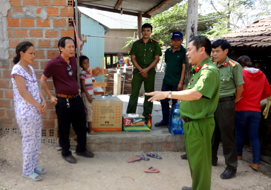 Công an thị xã trao đổi, nắm bắt tâm tư nguyện vọng của bà Hyah. Ảnh: Q.T