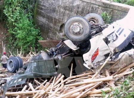 Chiếc xe rơi xuống vực làm 4 người tử vong Chiếc xe rơi xuống vực làm 4 người tử vong