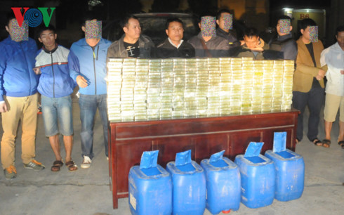 Các đối tượng và 300 bánh heroin. Các đối tượng và 300 bánh heroin.