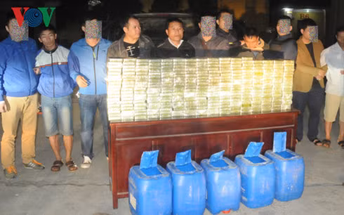 Các đối tượng và 300 bánh heroin.