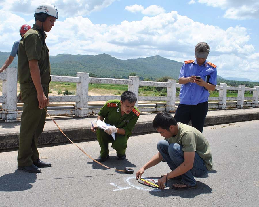  Cán bộ Phòng Kỹ thuật hình sự Công an tỉnh phối hợp khám nghiệm hiện trường một vụ giết người xảy ra trên địa bàn huyện Krông Pa. Ảnh: H.T