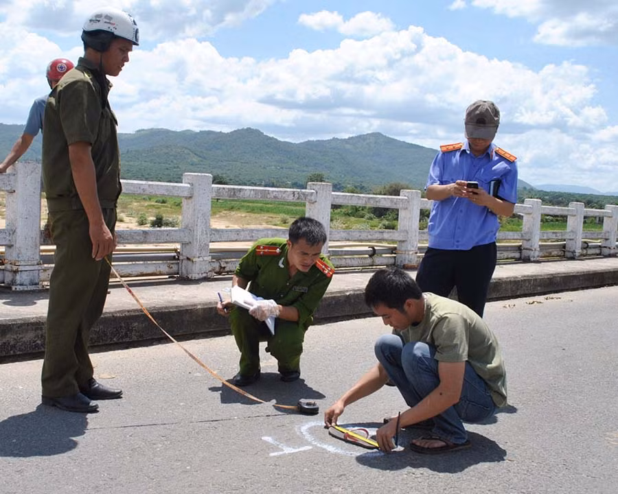  Cán bộ Phòng Kỹ thuật hình sự Công an tỉnh phối hợp khám nghiệm hiện trường một vụ giết người xảy ra trên địa bàn huyện Krông Pa. Ảnh: H.T