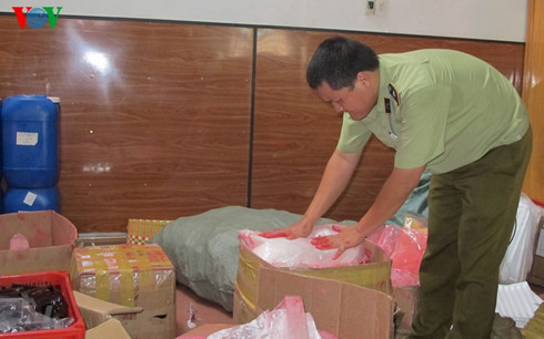 Tang vật thu giữ tại cơ sở sản xuất mỹ phẩm giả.