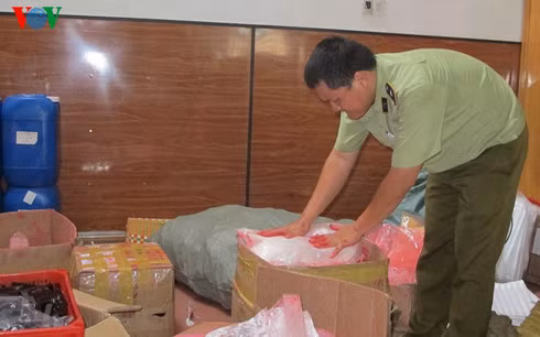 Tang vật thu giữ tại cơ sở sản xuất mỹ phẩm giả.