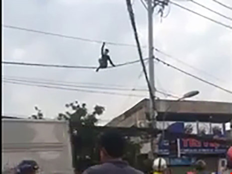 Hình ảnh thanh niên nghi ngáo đá leo lên cột điện và đu dây. Hình ảnh thanh niên nghi ngáo đá leo lên cột điện và đu dây.