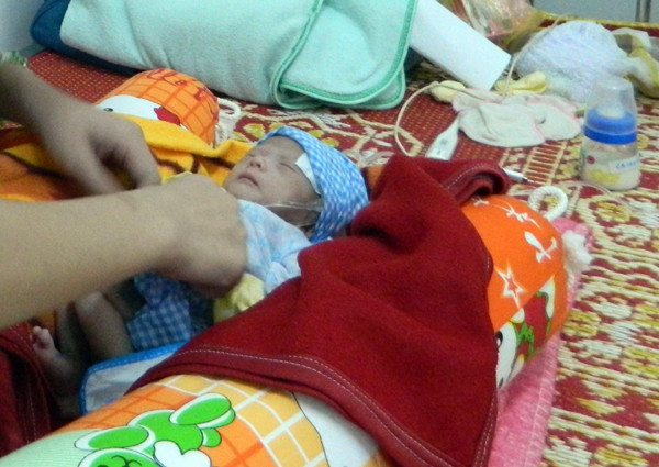 Bé gái hiện tại cân nặng 1,58 kg, sức khỏe dần bình thường đang được chăm sóc tại BVĐK Quảng Trị Bé gái hiện tại cân nặng 1,58kg, sức khỏe dần bình thường đang được chăm sóc tại BVĐK Quảng Trị