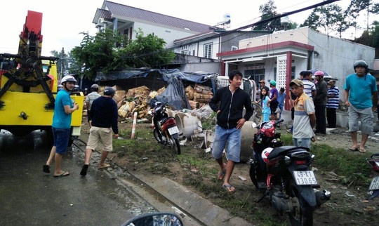 Nhiều người trong nhà thoát chết nhờ cột điện và gốc cây lớn ngăn cản khi xe tải lật nhào. Nhiều người trong nhà thoát chết nhờ cột điện và gốc cây lớn ngăn cản khi xe tải lật nhào.
