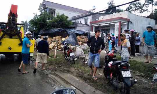 Nhiều người trong nhà thoát chết nhờ cột điện và gốc cây lớn ngăn cản khi xe tải lật nhào.
