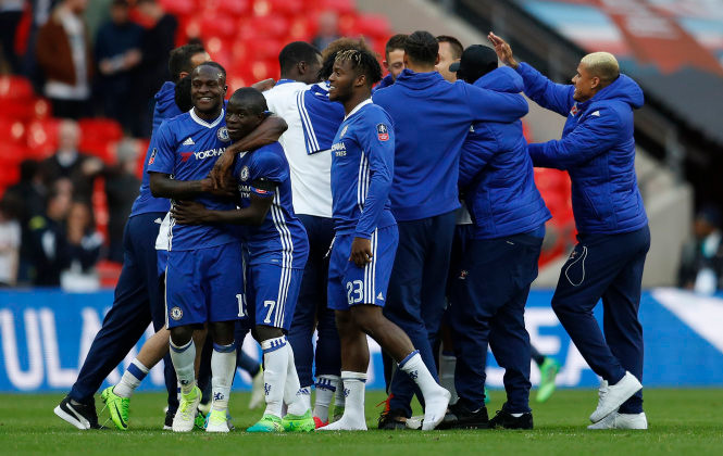 Các cầu thủ Chelsea ăn mừng chiến thắng trước Tottenham. Ảnh: REUTERS