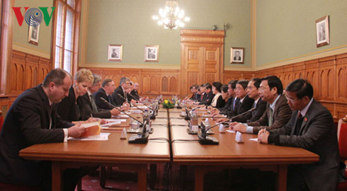 Cuộc hội đàm giữa hai bên. Cuộc hội đàm giữa hai bên.