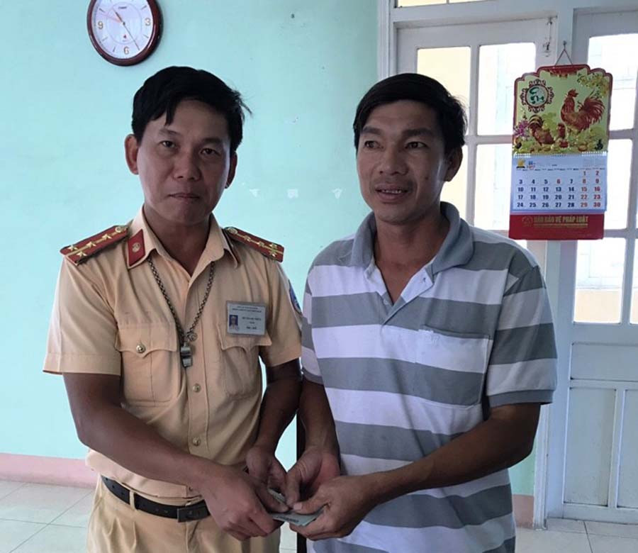 Đại úy Đỗ Thanh Triêm trao lại số tiền anh Mạnh bị đánh rơi (Ảnh CSGT Tuy Phước cung cấp). Đại úy Đỗ Thanh Triêm trao lại số tiền anh Mạnh bị đánh rơi (Ảnh CSGT Tuy Phước cung cấp).