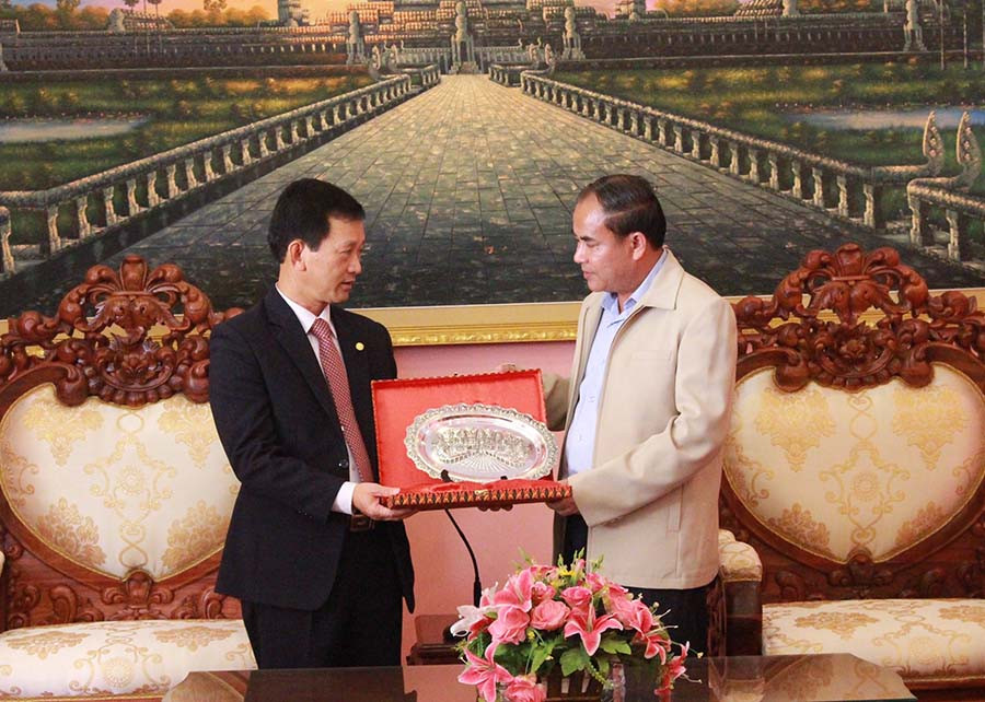 Tỉnh trưởng Mom Sa Ruem gửi tặng phần quà lưu niệm cho tỉnh Gia Lai. Ảnh: Hồng Thi