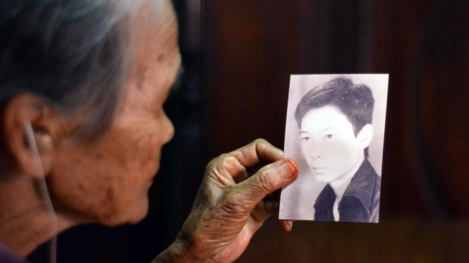 Bà Nguyễn Thị Lanh, mẹ của liệt sĩ Trần Văn Khanh, nâng niu tấm ảnh con mình Bà Nguyễn Thị Lanh, mẹ của liệt sĩ Trần Văn Khanh, nâng niu tấm ảnh con mình