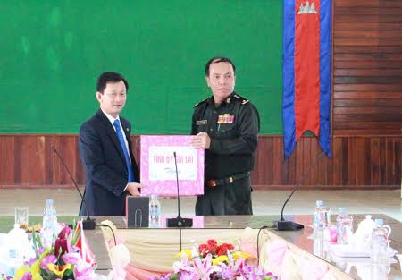 Tặng quà cho Bộ Chỉ huy Quân sự tỉnh Preah Vihear. Ảnh: Hồng Thi Tặng quà cho Bộ Chỉ huy Quân sự tỉnh Preah Vihear. Ảnh: Hồng Thi