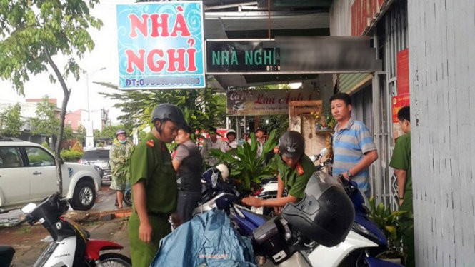 Công an khám nghiệm hiện trường nơi xảy ra vụ việc Công an khám nghiệm hiện trường nơi xảy ra vụ việc