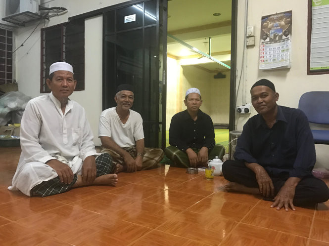 Ông Ali (bìa trái) và ông Amran (thứ hai từ trái) tại một tiểu thánh đường ở làng Delek. Các ông thường trò chuyện với nhau bằng tiếng Việt để không quên ngôn ngữ và nguồn cội Việt Nam.