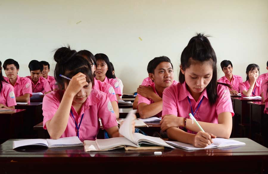 Học sinh tự nghiên cứu, tìm hiểu các vấn đề xã hội và trao đổi trực tiếp với giáo viên. Ảnh: N.T Học sinh tự nghiên cứu, tìm hiểu các vấn đề xã hội và trao đổi trực tiếp với giáo viên. Ảnh: N.T