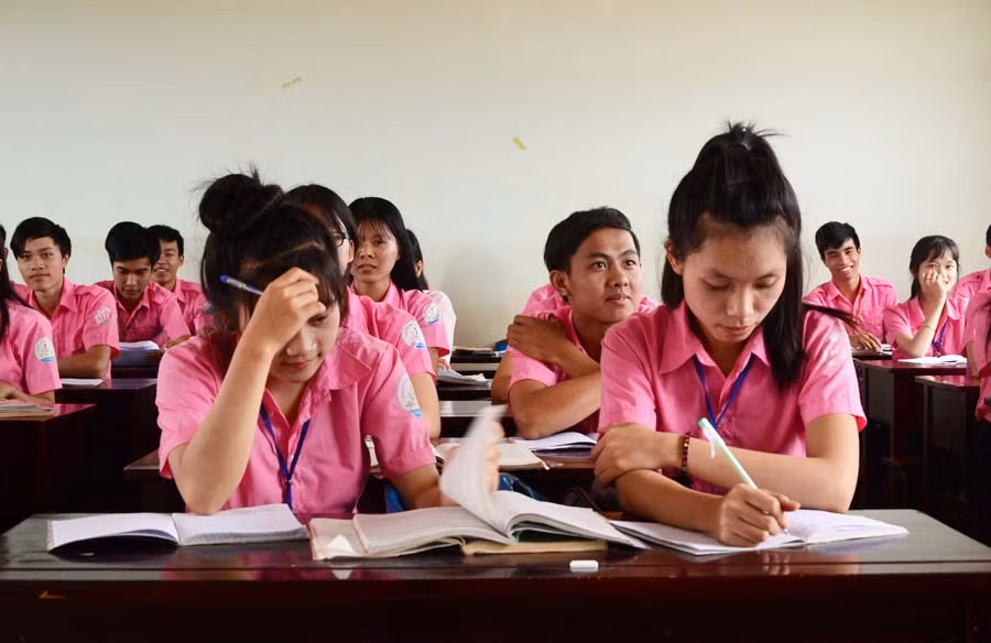 Học sinh tự nghiên cứu, tìm hiểu các vấn đề xã hội và trao đổi trực tiếp với giáo viên. Ảnh: N.T