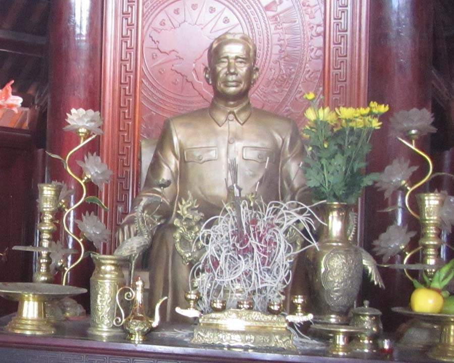 Bức tượng cố Tổng Bí thư Lê Duẩn trong ngôi đền. Ảnh: N.N.P