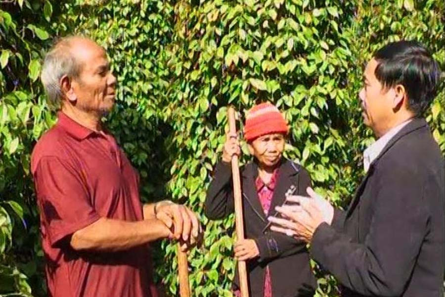  Gìa Buk (bên trái) chia sẻ kinh nghiệm sản xuất với người dân trong làng. Ảnh: H.T