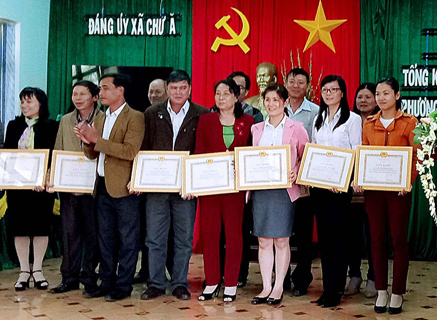 Đảng ủy xã Chư Á khen thưởng các tập thể và cá nhân tiêu biểu về công tác xây dựng Đảng. Ảnh: T.N Đảng ủy xã Chư Á khen thưởng các tập thể và cá nhân tiêu biểu về công tác xây dựng Đảng. Ảnh: T.N