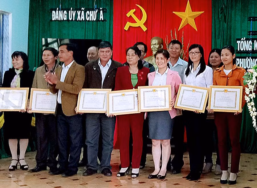  Đảng ủy xã Chư Á khen thưởng các tập thể và cá nhân tiêu biểu về công tác xây dựng Đảng. Ảnh: T.N