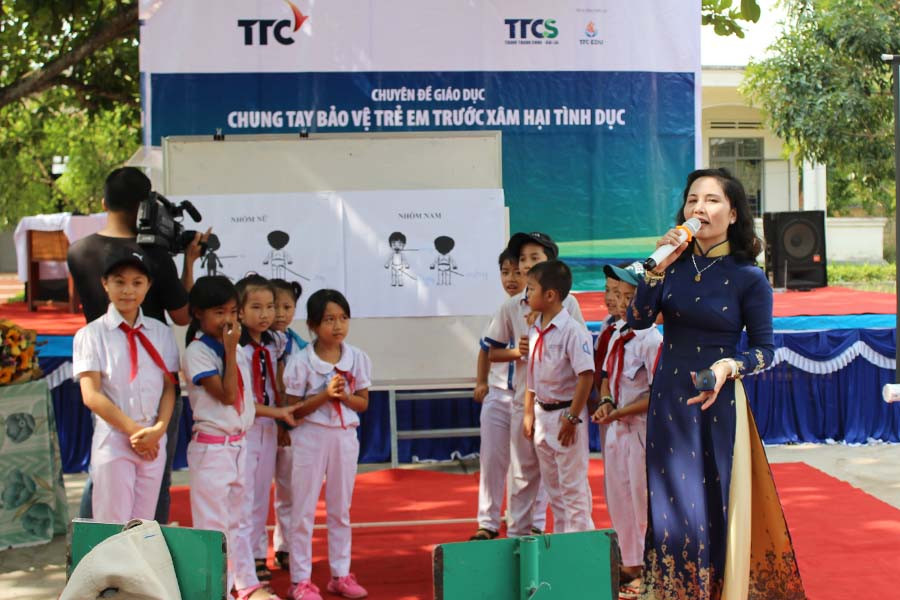 Diễn giả đang trò chuyện cùng các em học sinh. Ảnh: N.D Diễn giả đang trò chuyện cùng các em học sinh. Ảnh: N.D