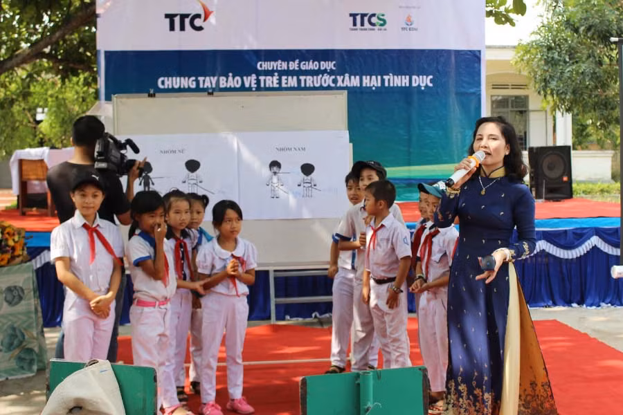 Diễn giả đang trò chuyện cùng các em học sinh. Ảnh: N.D