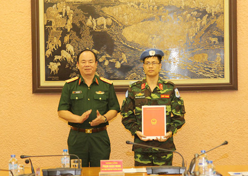 Thêm một sĩ quan người Việt làm nhiệm vụ gìn giữ hòa bình của Liên hợp quốc ảnh 1 Thượng tướng Phạm Ngọc Minh trao Quyết định cho Đại úy Nguyễn Quốc Khánh.