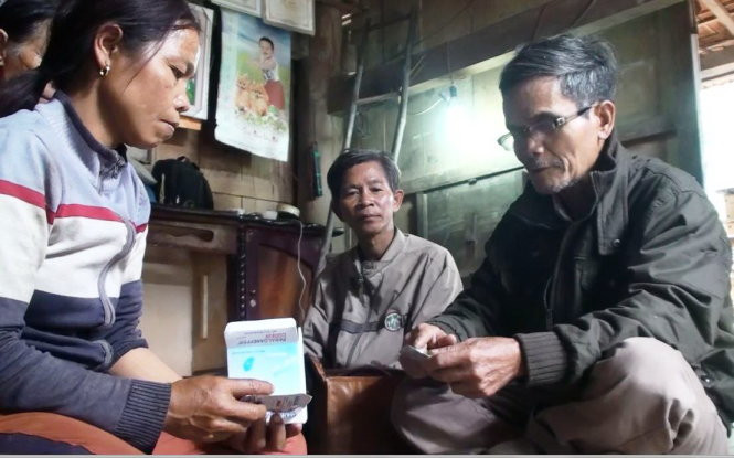 Y sĩ Rây về hưu rồi nhưng mỗi ngày vẫn vào làng chăm sóc sức khỏe cho người dân. Y sĩ Rây về hưu rồi nhưng mỗi ngày vẫn vào làng chăm sóc sức khỏe cho người dân.