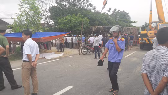 Lực lượng chức năng điều xe cẩu để giải phóng làn đường Lực lượng chức năng điều xe cẩu để giải phóng làn đường