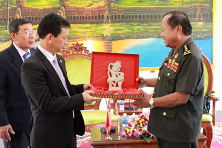 Đại tướng Chea Morn đáp quà cho tỉnh Gia Lai. Ảnh: Hồng Thi Đại tướng Chea Morn đáp quà cho tỉnh Gia Lai. Ảnh: Hồng Thi