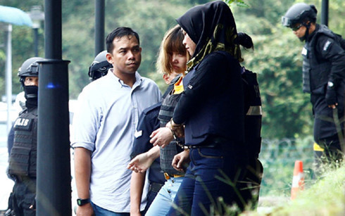 Cảnh sát Malaysia áp giải nghi phạm Đoàn Thị Hương. Ảnh: Seattle Times