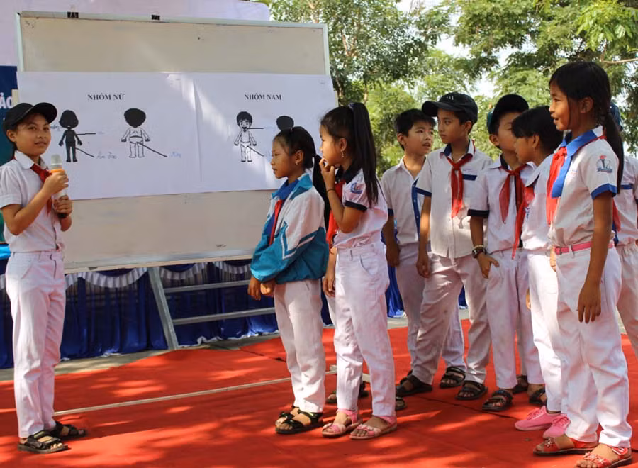 Các em học sinh đang trao đổi. Ảnh: N.D