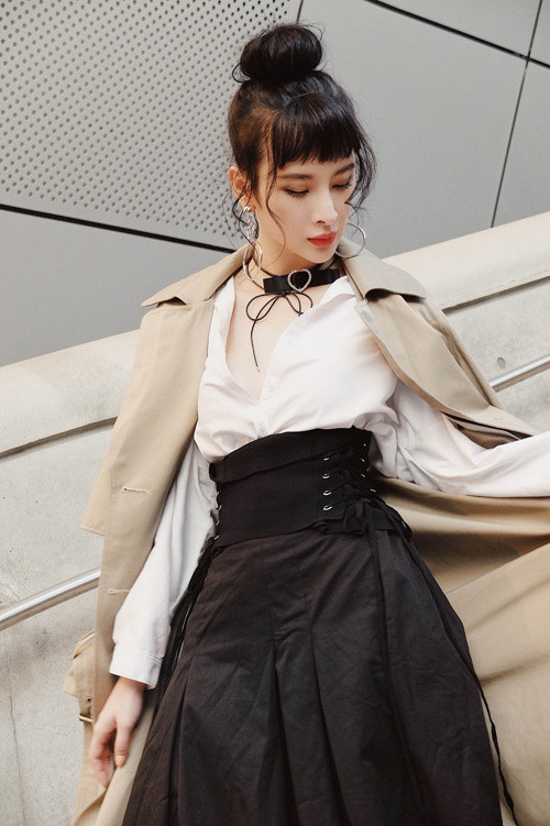 Nữ diễn viên diện sơ mi thả cúc cùng váy cạp cao để khoe vẻ quyến rũ trên đường phố. 3