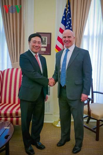 Phó Thủ tướng, Bộ trưởng Ngoại giao Phạm Bình Minh gặp Cố vấn Hội đồng An ninh Quốc gia Herbert Raymond McMaster. 2