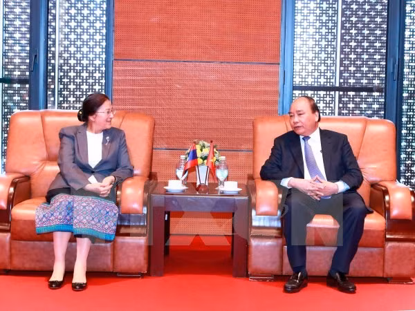 Thủ tướng Nguyễn Xuân Phúc tiếp Chủ tịch Quốc hội Lào Pany Yathotou.