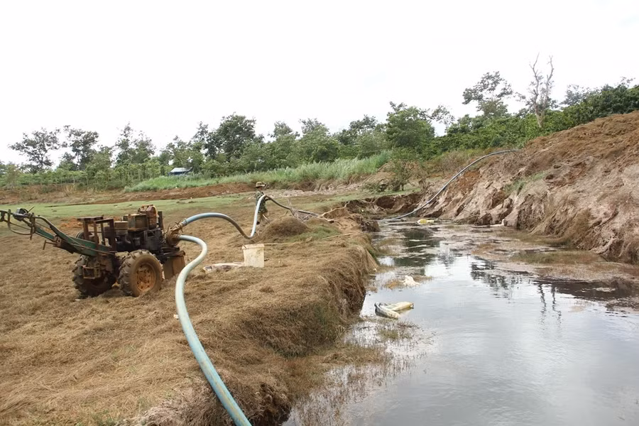 Mực nước ở nhiều ao,hồ, đập trên địa bàn đang xuống ở mức thấp. Ảnh: Q.T