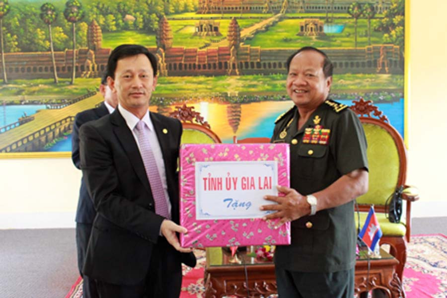 Bí thư Tỉnh ủy Dương Văn Trang tặng phần quà của tỉnh Gia Lai cho Quân khu IV. Ảnh: Hồng Thi Bí thư Tỉnh ủy Dương Văn Trang tặng phần quà của tỉnh Gia Lai cho Quân khu IV. Ảnh: Hồng Thi