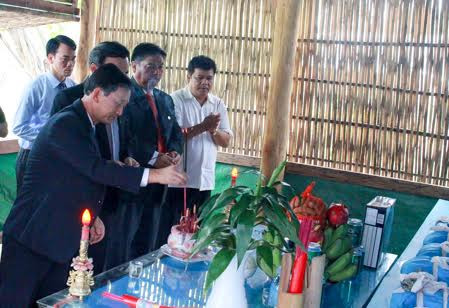 Đoàn công tác tỉnh dâng hương trước hài cốt các liệt sĩ tại Đội K52 đang làm việc ở tỉnh Preah Vihear. Ảnh: Hồng Thi Đoàn công tác tỉnh dâng hương trước hài cốt các liệt sĩ tại Đội K52 đang làm việc ở tỉnh Preah Vihear. Ảnh: Hồng Thi