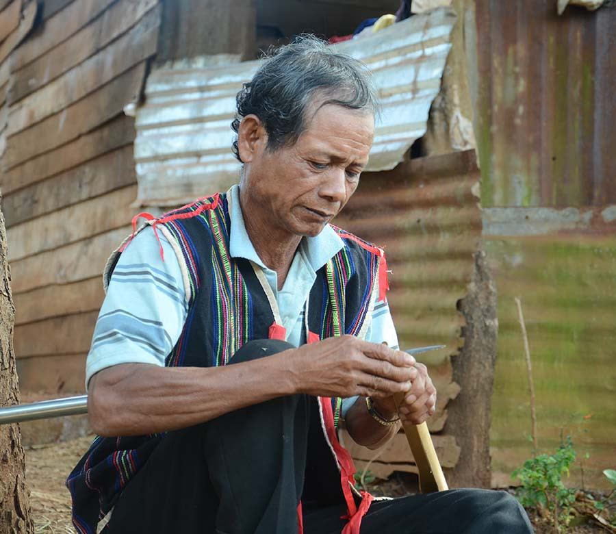  Già Siu Chi đang tạo âm cho ống đàn. Ảnh: P.L