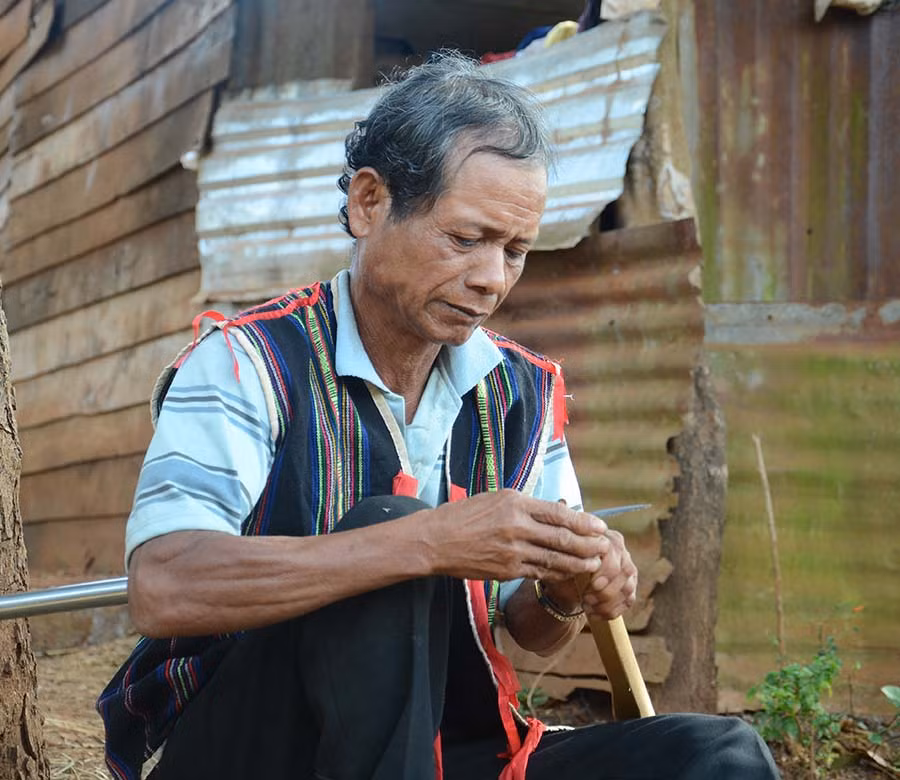  Già Siu Chi đang tạo âm cho ống đàn. Ảnh: P.L