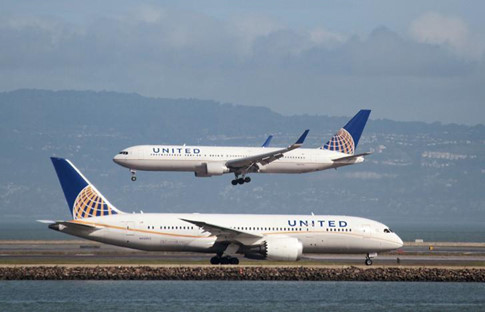 Câu chuyện của United Airlines đang khiến cộng đồng quốc tế sôi sục Câu chuyện của United Airlines đang khiến cộng đồng quốc tế sôi sục