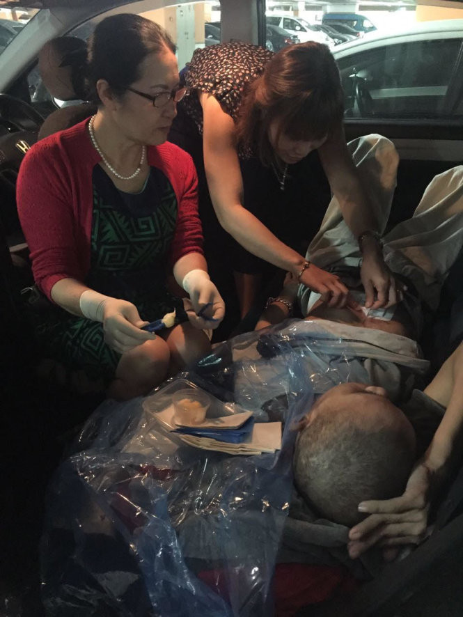 Bà Trần Thị Chang (bìa trái) tận tình băng bó vết thương cho công nhân Lương Văn Nghị, nạn nhân vụ sập cầu đi bộ ở Malaysia tháng 11-2016. Bà Trần Thị Chang (bìa trái) tận tình băng bó vết thương cho công nhân Lương Văn Nghị, nạn nhân vụ sập cầu đi bộ ở Malaysia tháng 11-2016.